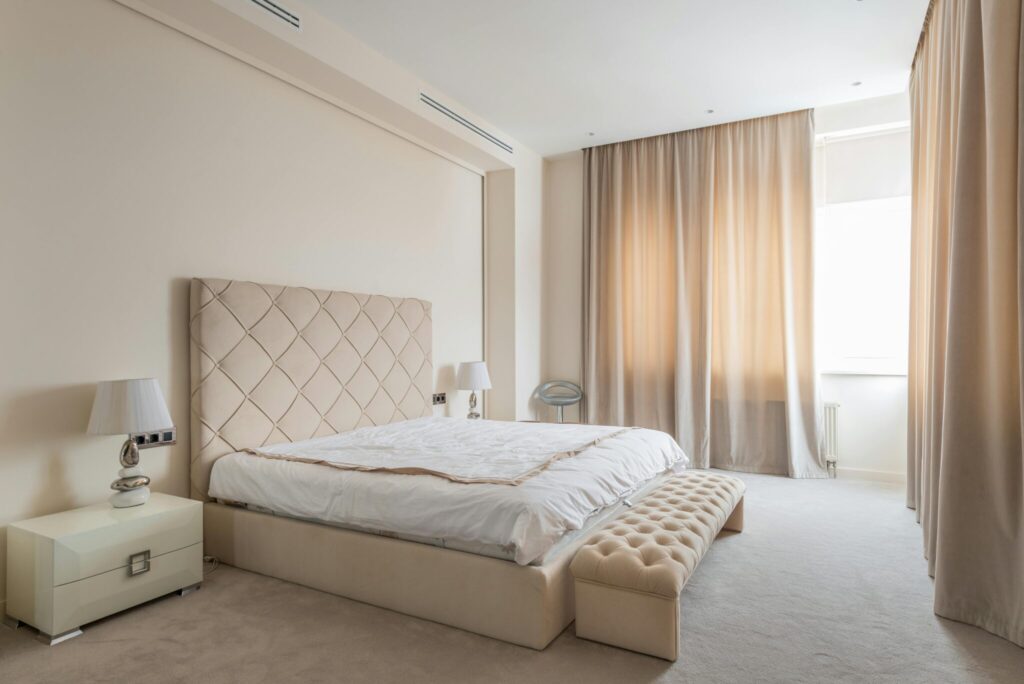 سجادة باللونين الأبيض والأسود